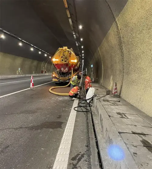 荥阳隧道排水渠清淤